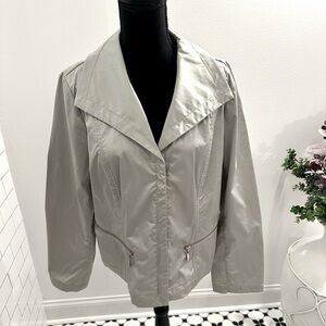 CHICO’S. Size 2 ( 10-12). Silver lightweight jacket. Zippered pockets.